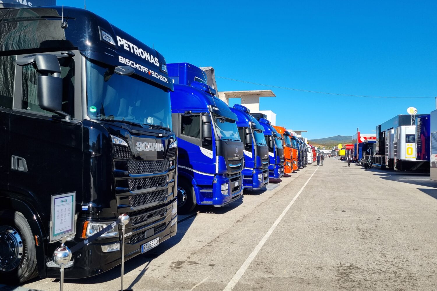 Lastwagen im Fahrerlager mit blauem Himmel